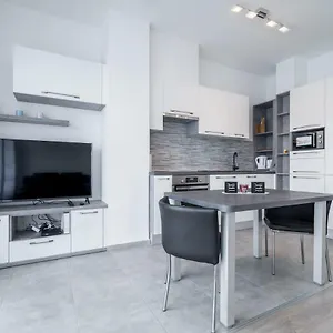 bpr-chic-white-home-with-terrace-a-c.inbudapesthotels.com/